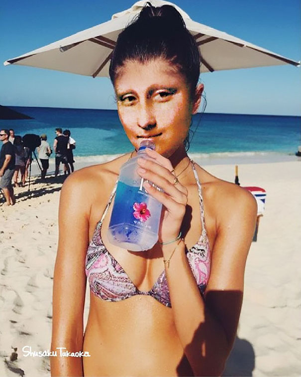 Monna al mare mette in mostra le sue generosità.