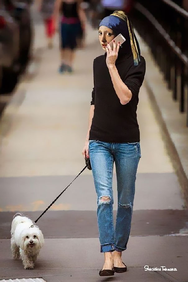 La ragazza col turbante si veste shabby chic quando porta il cane a fare i bisogni.