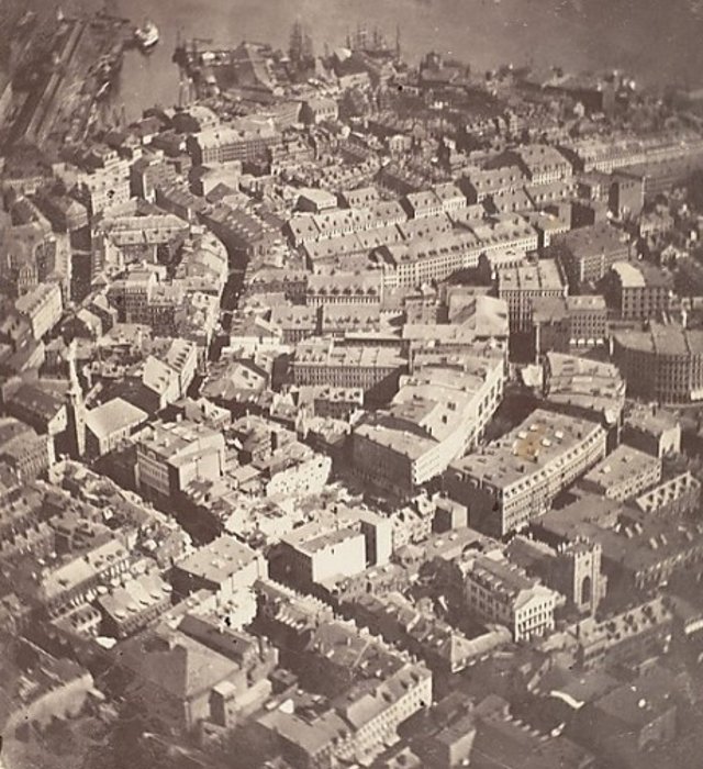 Oggi, con i droni, parlare di foto aerea è sempre più semplice,  ma nel 1860 non lo era affatto. Questa di Boston è la più vecchia foto aerea, scattata da James Wallace Black e Samuel Archer King.