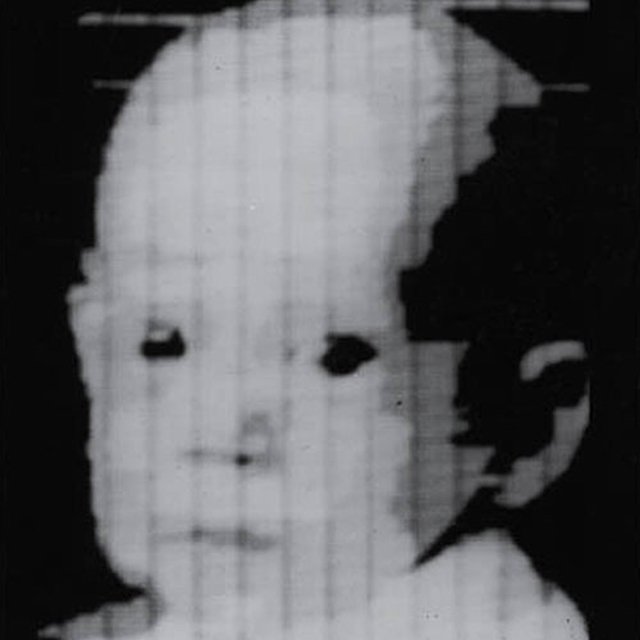 Siamo portati a pensare che le prime foto digitali siano state scattate negli anni '90, al massimo negli anni '80, e invece è stata scattata almeno 20 anni prima che la Kodak introducesse la prima fotocamera digitale. Nel 1957 è stata scattata la foto del figlio di Russell Kirsch e poi è stato scansionato e digitalizzato il negativo originale.