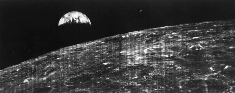 Il 23 agosto del 1966, un orbiter lunare ha scattato questa foto della Terra vista dalla Luna.