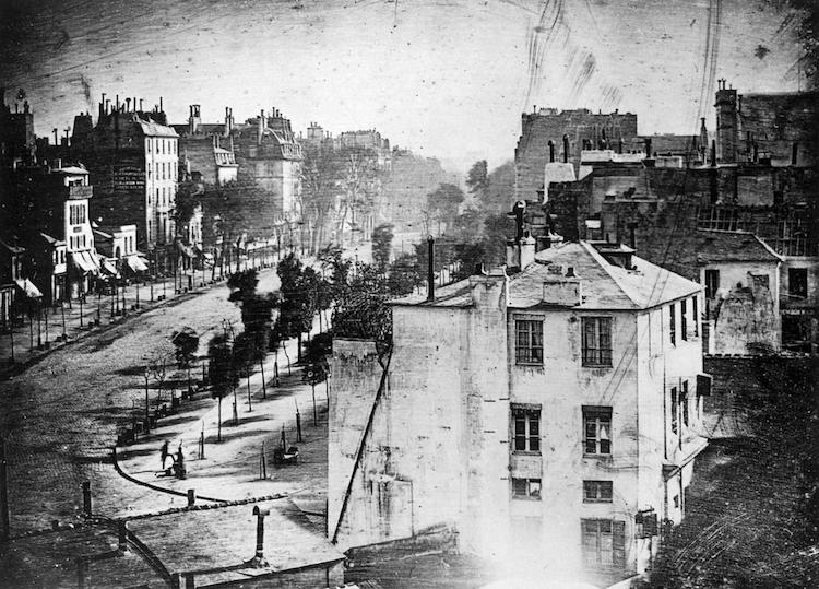 Louis Daguerre, l'inventore del dagherrotipo, non solo ha scattato la più vecchia foto di Parigi, ma anche la prima foto con esseri umani della storia. È datata 1839 e nei suoi 10 minuti di esposizione è riuscita a imprimere due figure umane sul lato sinistro.