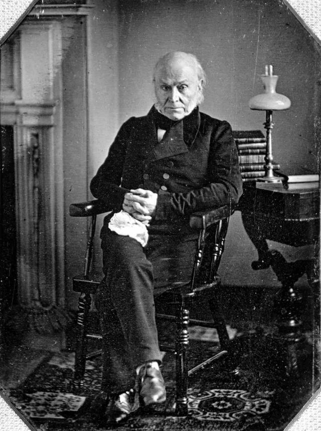 Il primo presidente americano a esser stato fotografato è stato John Quincy Adams, nonostante all'epoca dello scatto non si trovasse nel suo ufficio ma a casa sua in Massachusetts, nel 1843. In realtà la prima foto di un presidente è stata scattata nel 1841, ma è andata perduta.