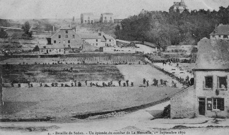 Il primo fotografo di guerra è stato Carol Popp de Szathmari, che ha scattato molte foto della Guerra di Crimea. Lo scatto che vedete, datato 1870, mostra una vera battaglia in cui si nota l'avanzata delle forze prussiane e la difesa strenua di quelle francesi.