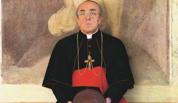 La prima scelta vorremmo che ricadesse su Silvio Orlando, che nella prima serie interpreta il Cardinale Voiello, che come cover dello smartphone ha i giocatori del Napoli, ma la sua elezione sarebbe fin troppo telefonata e pensiamo che Sorrentino abbia bisogno di un nuovo Papa giovane.