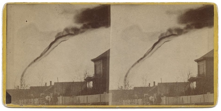 Non doveva esser facile fotografare un tornado in movimento con le esposizioni lunghe, eppure nel 1884 il fotografo amatoriale A.A. Adams ha ripreso un tornado nel Kansas con la sua box camera.