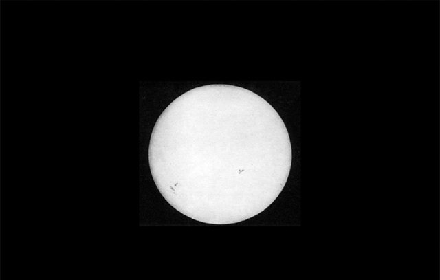 5 anni dopo la prima foto della Luna, i fisici francesi Louis Fizeau e Leon Foucault hanno scattato la prima foto del Sole, nel 1845.