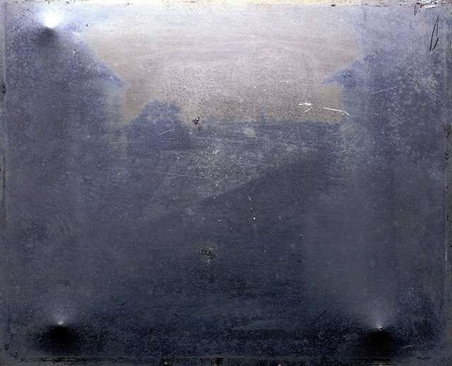 La prima foto, o quantomeno la più vecchia foto sopravvissuta e arrivata fino a oggi è stata scattata da Joseph Nicéphore Niépce nel 1826 o 1827. La tecnica usata è l'eliografia e il soggetto è il panorama fuori dalla finestra dell'abitazione del fotografo. L'eliografia consente di creare una sola foto per volta, che diventa un pezzo unico. Questo reperto fa parte della collezione permanente dell'Università di Austin, in Texas.