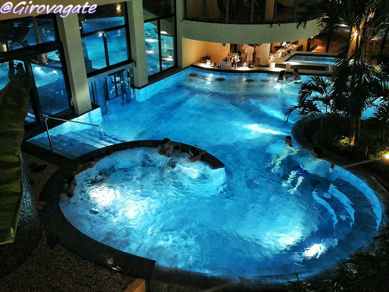 Qui il benessere si intreccia con le suggestioni dell'Oriente e le esperienze multisensoriali occidentali. Sauna, hammam, piscine e nessuna prenotazione, bastano solo costume, ciabatte, accappatoio e il telo.
Tutte le informazioni sul sito ufficiale