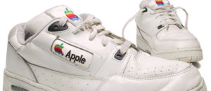 Le sneaker Apple in vendita per 15.000 $