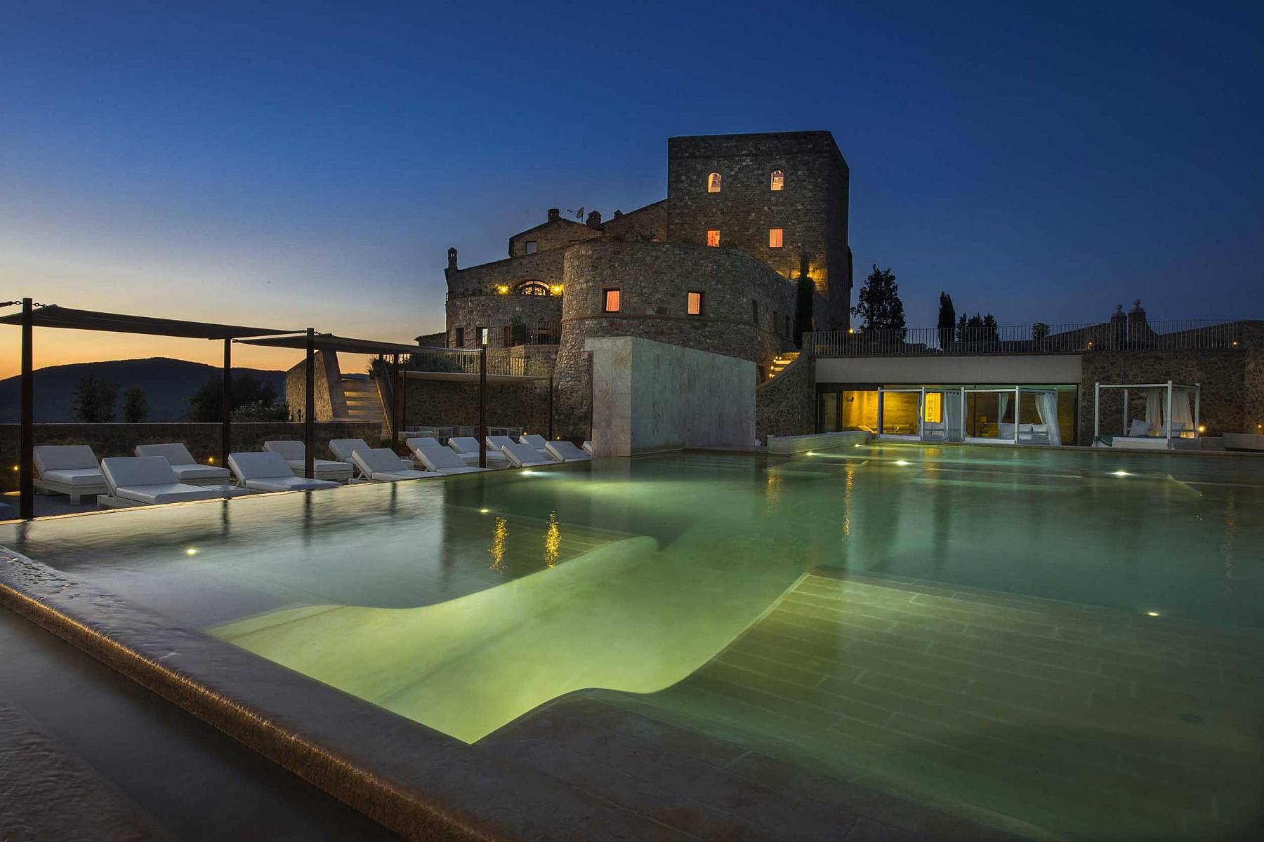 Un castello nella Val d'Orcia con 1500 mq di OLI SPA, con 5 cabine per trattamenti, due bagni turchi, sauna e docce emozionali, per un'estasi di sensi e relax puro. Tutte le informazioni sul sito ufficiale