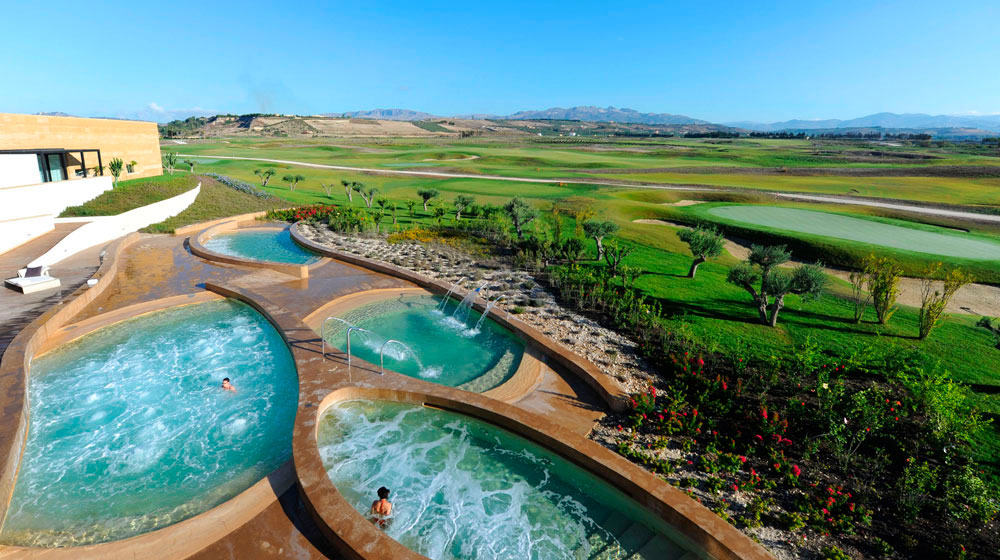 Immerso nella spettacolare Sicilia, offre un hotel di lusso con quattro vasche talassoterapiche, con saloni di bellezza e piscina coperta di 20 metri, è un luogo in cui rilassare corpo e mente. Tutte le informazioni al sito ufficiale
