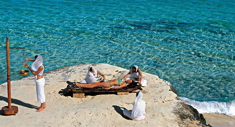 La bellezza della Sardegna, unita un percorso di talassoterapia unico in Europa, fanno di questo resort un posto splendido, immerso in un giardino tropicale con piscine ad alta densità salina.
Tutte le informazioni sul sito ufficiale