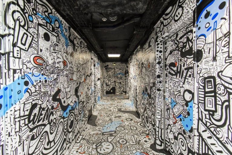 100 graffiti sui muri di un edificio scolastico a Parigi