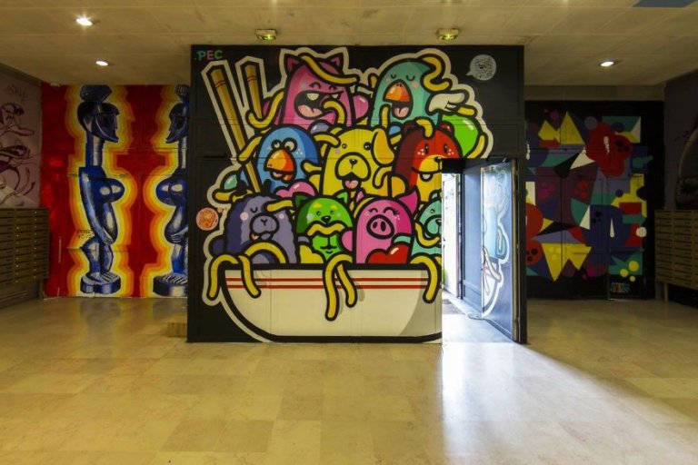 100 graffiti sui muri di un edificio scolastico a Parigi
