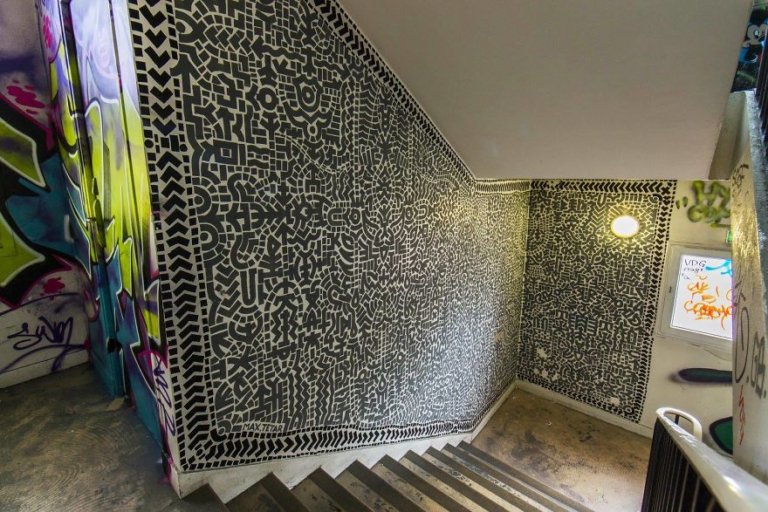 100 graffiti sui muri di un edificio scolastico a Parigi
