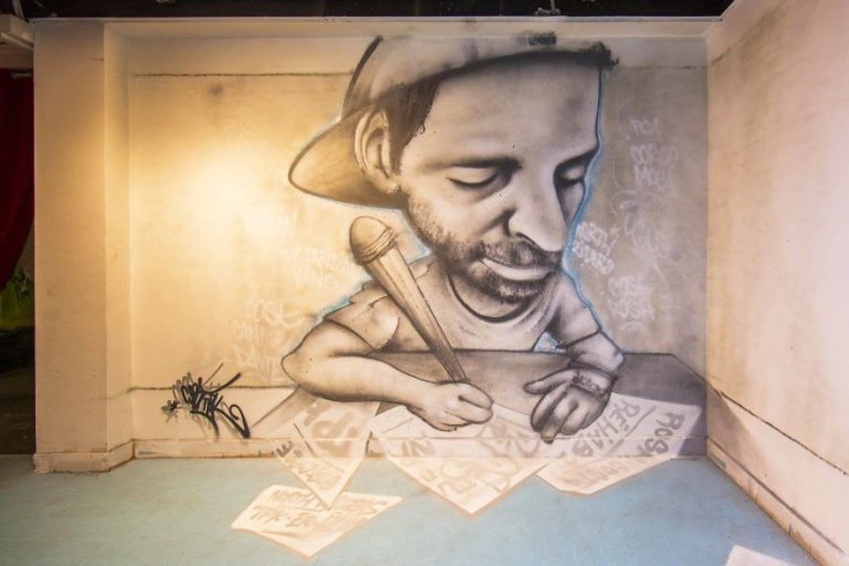 100 graffiti sui muri di un edificio scolastico a Parigi