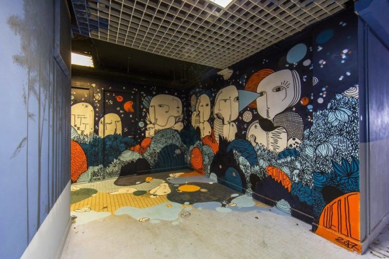 100 graffiti sui muri di un edificio scolastico a Parigi