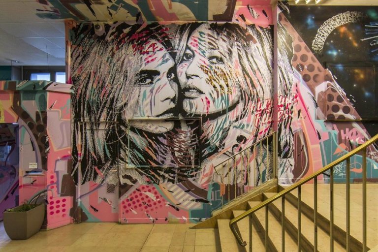 100 graffiti sui muri di un edificio scolastico a Parigi