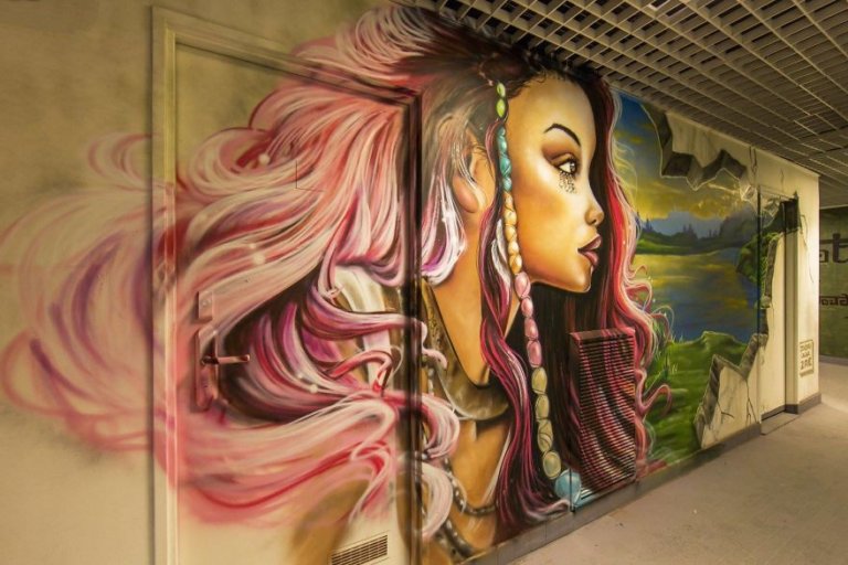 100 graffiti sui muri di un edificio scolastico a Parigi