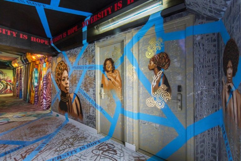 100 graffiti sui muri di un edificio scolastico a Parigi