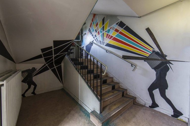 100 graffiti sui muri di un edificio scolastico a Parigi