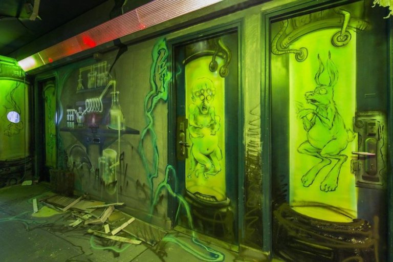 100 graffiti sui muri di un edificio scolastico a Parigi