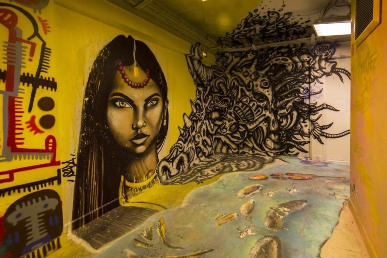 100 graffiti sui muri di un edificio scolastico a Parigi