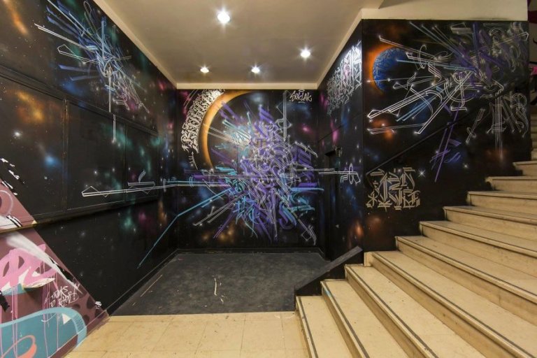 100 graffiti sui muri di un edificio scolastico a Parigi