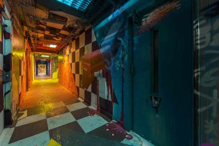 100 graffiti sui muri di un edificio scolastico a Parigi