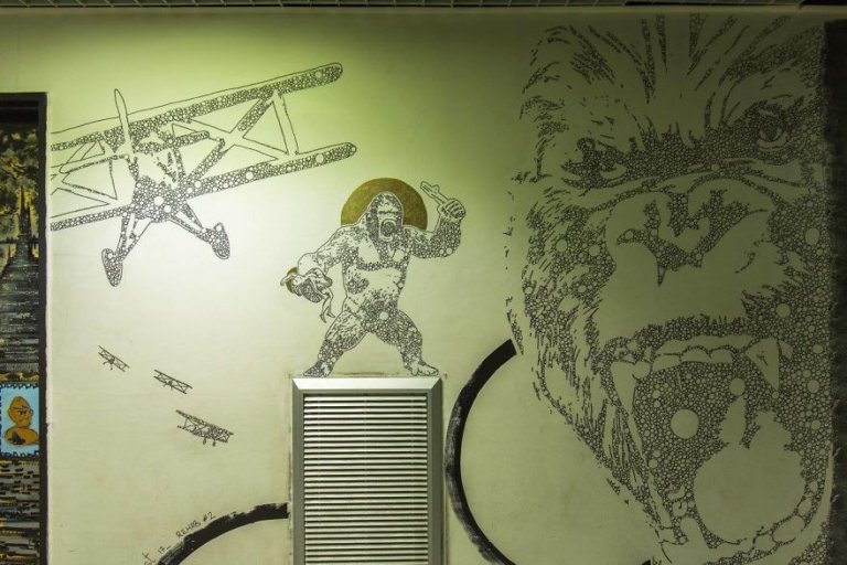 100 graffiti sui muri di un edificio scolastico a Parigi