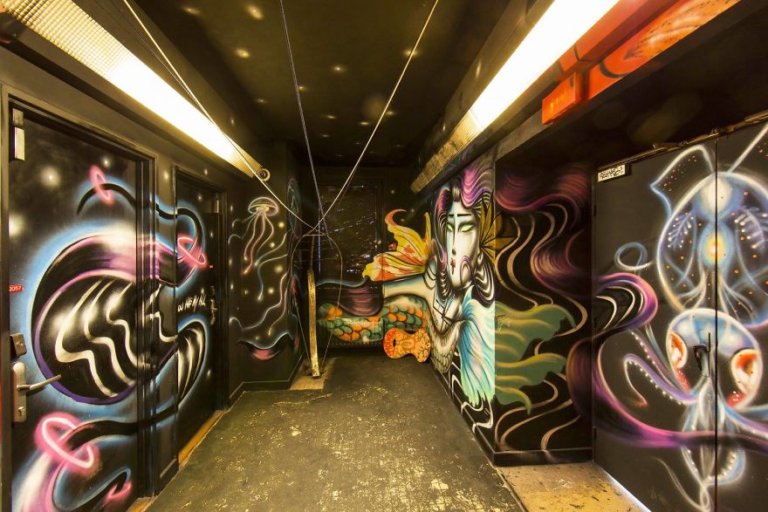 100 graffiti sui muri di un edificio scolastico a Parigi