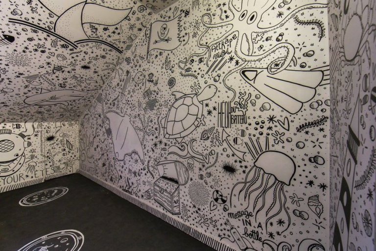 100 graffiti sui muri di un edificio scolastico a Parigi