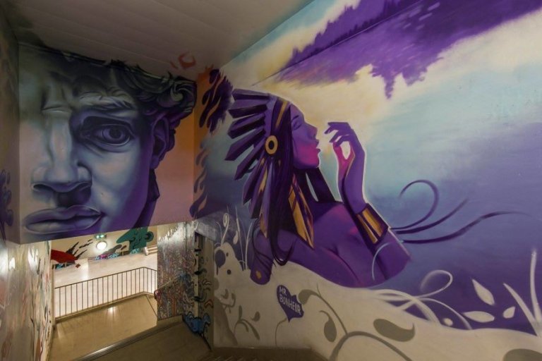 100 graffiti sui muri di un edificio scolastico a Parigi