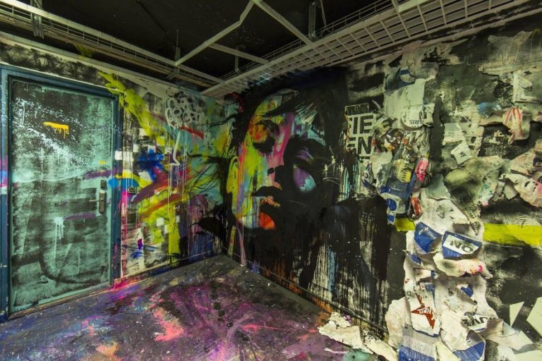 100 graffiti sui muri di un edificio scolastico a Parigi