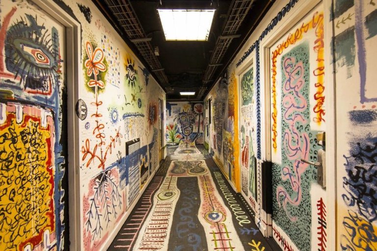 100 graffiti sui muri di un edificio scolastico a Parigi