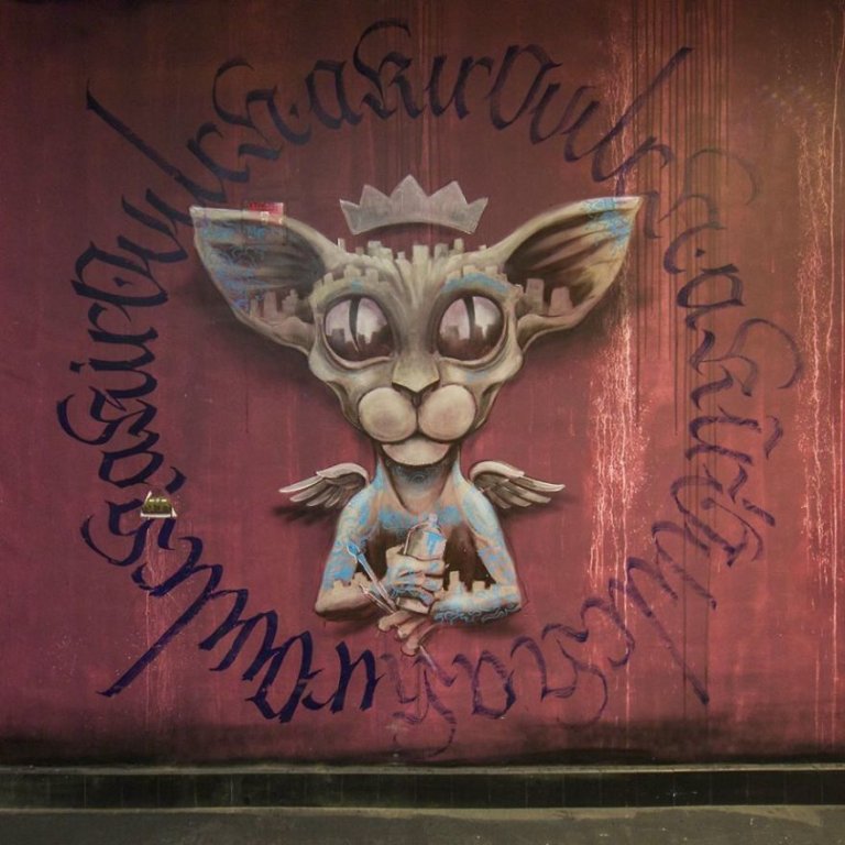 100 graffiti sui muri di un edificio scolastico a Parigi