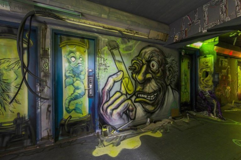 100 graffiti sui muri di un edificio scolastico a Parigi