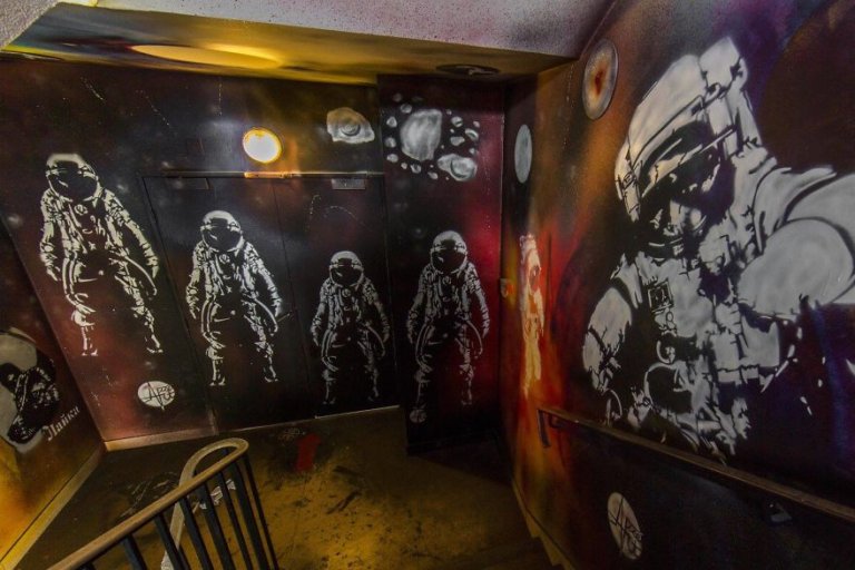 100 graffiti sui muri di un edificio scolastico a Parigi
