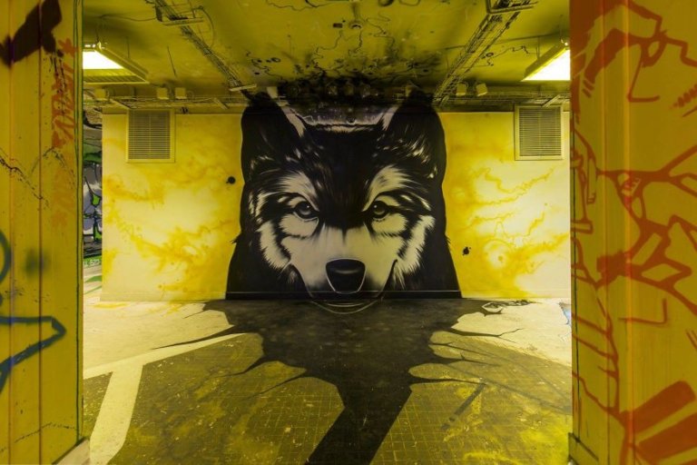 100 graffiti sui muri di un edificio scolastico a Parigi
