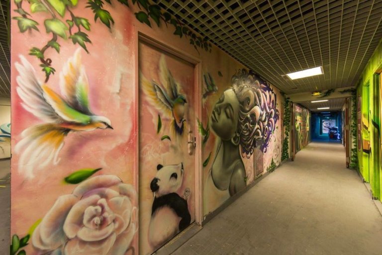 100 graffiti sui muri di un edificio scolastico a Parigi