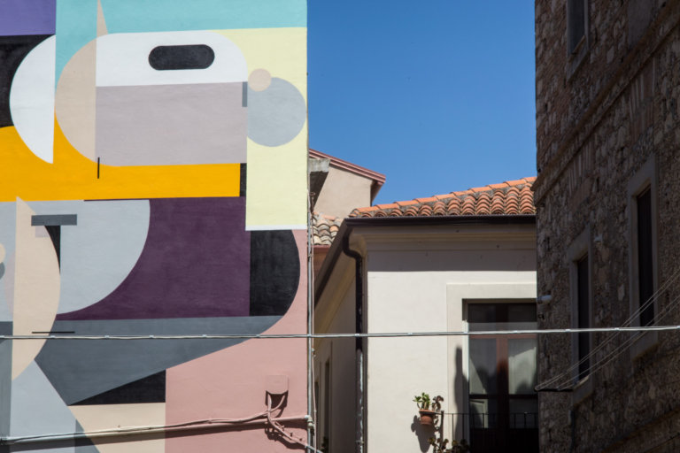 Torna Altrove Festival: la street art di Borondo si unisce alla musica nella rassegna calabrese