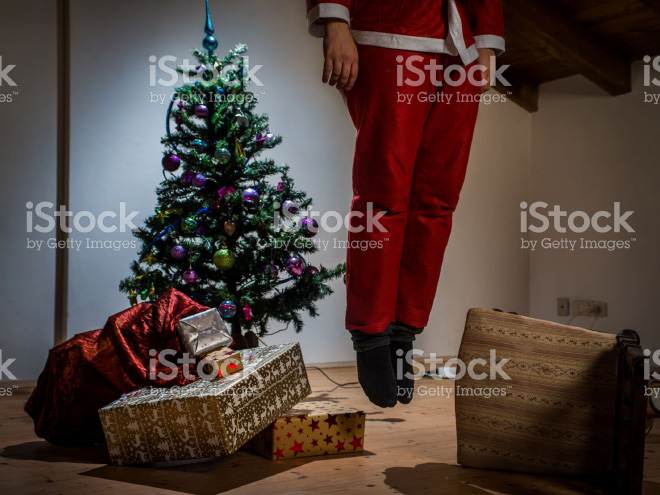 Babbo Natale non ci fa un figurone in queste foto.