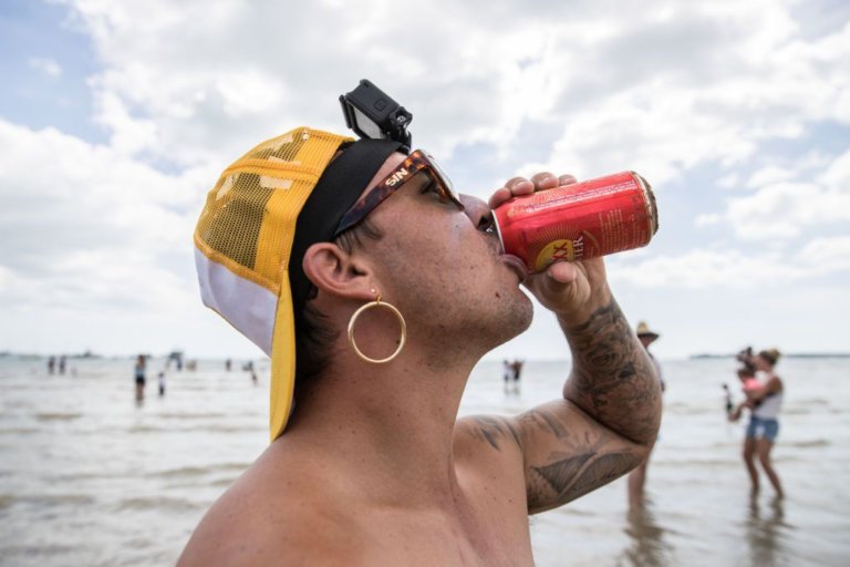 In Australia c'è una regata di barche fatte con le lattine di birra