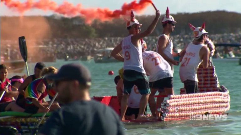 In Australia c'è una regata di barche fatte con le lattine di birra