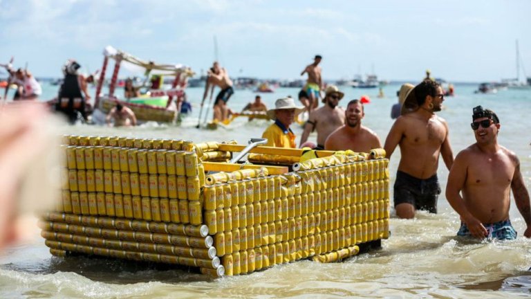 In Australia c'è una regata di barche fatte con le lattine di birra