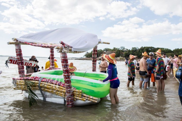 In Australia c'è una regata di barche fatte con le lattine di birra