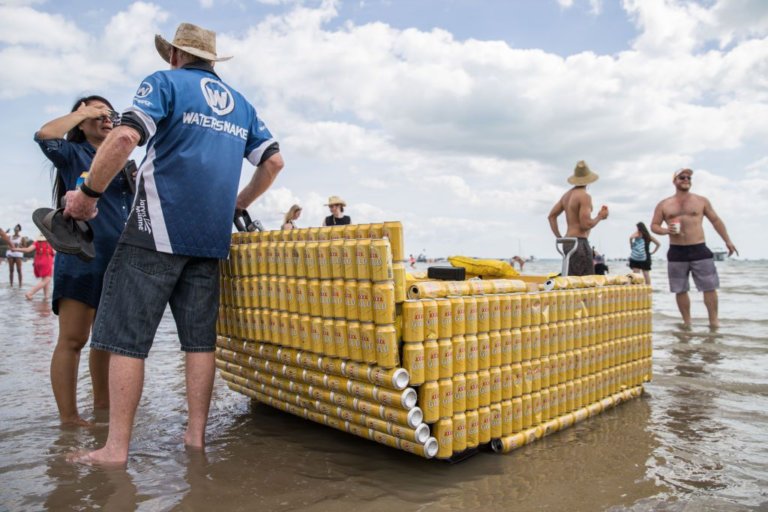 In Australia c'è una regata di barche fatte con le lattine di birra