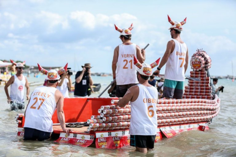 In Australia c'è una regata di barche fatte con le lattine di birra