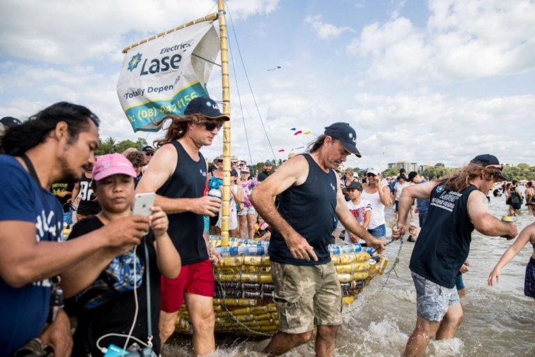In Australia c'è una regata di barche fatte con le lattine di birra